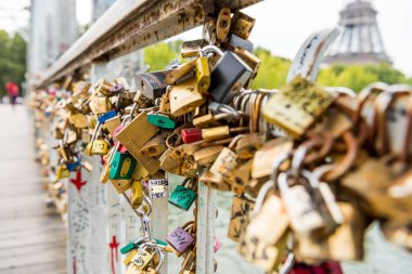 Eiffel Kulesi, Paris, Fransa 'nın geçmişine sahip Seine Nehri' nin duvarında asma kilitler var..