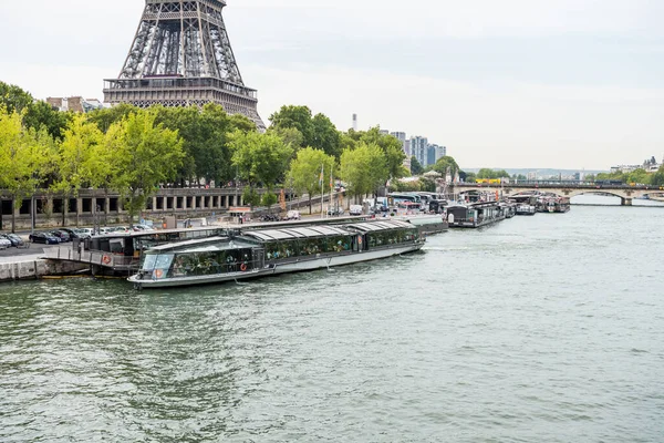 Estacionamento Cruzeiro Doca Rio Sena Com Fundo Torre Eiffel Dia — Fotografia de Stock