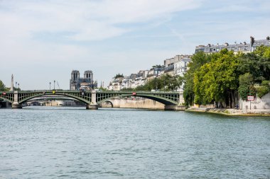 Güzel tarihi binalar ve Seine Nehri üzerindeki köprü, Paris, Fransa.