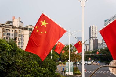 Longgang, Shenzhen, Çin 'de tatillerde sokak lambasına asılı Çin bayrağı.