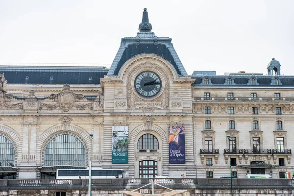 法国巴黎奥赛博物馆 Musee Orsay 或奥赛博物馆 Orsay 大楼的正面 在阴天里挂钟 — 图库照片