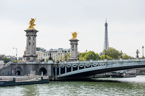 横跨塞纳河的亚历山大港三桥和法国巴黎河边的小宫 — 图库照片