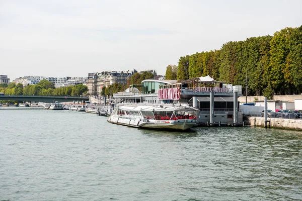 Parking Pour Bateaux Croisière Sur Quai Seine Par Une Journée — Photo