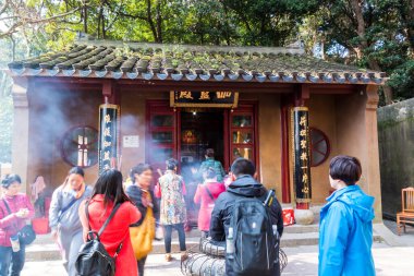 Putuo Dağı 'nın güneydoğusundaki Lotus Denizi' nde bulunan Luojia Dağı 'nda tütsü yakıp dua eden hacı Zhoushan, Zhejiang, Bodhisattva Guanyin' in Budizm uyguladığı yer.