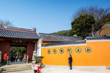 Putuo Dağı 'nın güneydoğusundaki Lotus Denizi' nde yer alan Luojia Dağı 'nda Bodhisattva Guanyin' in Budizm uygulamasını yaptığı Zhoushan, Zhejiang 'da Çin Budist Tapınağı inşa edilmiştir.