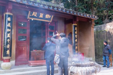 Putuo Dağı 'nın güneydoğusundaki Lotus Denizi' nde bulunan Luojia Dağı 'nda tütsü yakıp dua eden hacı Zhoushan, Zhejiang, Bodhisattva Guanyin' in Budizm uyguladığı yer.