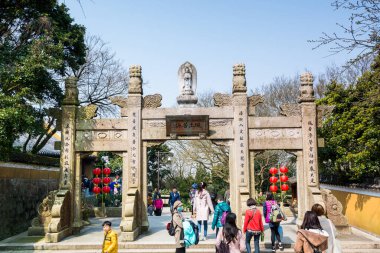 Putuo Dağı 'nın güneydoğusundaki Lotus Denizi' nde yer alan Luojia Dağı 'nda, Bodhisattva Guanyin' in Budizm uyguladığı Zhoushan, Zhejiang 'da turistler.