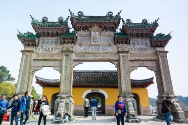 Putuo Dağı 'nın güneydoğusundaki Lotus Denizi' nde yer alan Luojia Dağı 'nda, Bodhisattva Guanyin' in Budizm uyguladığı Zhoushan, Zhejiang 'da turistler.