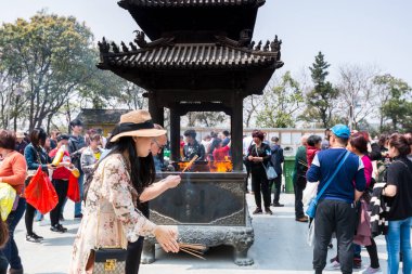 Putuo Dağı 'nın güneydoğusundaki Lotus Denizi' nde bulunan Luojia Dağı 'nda tütsü yakıp dua eden hacı Zhoushan, Zhejiang, Bodhisattva Guanyin' in Budizm uyguladığı yer.