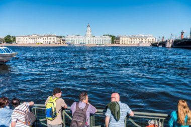 Neva Nehri 'ndeki turist, St. Petersburg' un diğer tarafındaki binalara bakıyor. Rusya