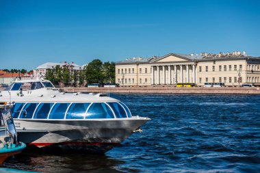Rusya 'nın St. Petersburg kentindeki Neva nehrinin en büyük kolluğu olan Bolshaya Neva Nehri' nde seyir gemisi..