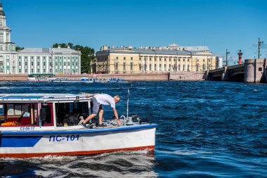 Rusya 'nın St. Petersburg kentindeki Neva nehrinin en büyük kolluğu olan Bolshaya Neva Nehri' nde seyir gemisi..