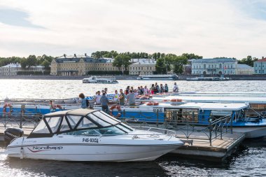 Rusya 'nın St. Petersburg kentindeki Neva nehrinin en büyük kolluğu olan Bolshaya Neva Nehri' nin limanına park eden yatlar..