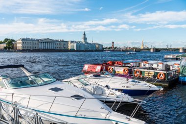Rusya 'nın St. Petersburg kentindeki Neva nehrinin en büyük kolluğu olan Bolshaya Neva Nehri' nin limanına park eden yatlar..