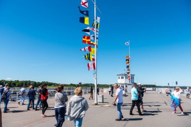 Turistler, Rusya 'nın Saint Pertersburg kentindeki Peter Sarayı' nın limanında.