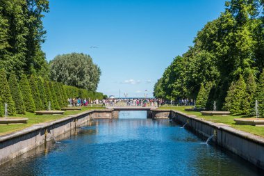 Birçok turist, Rusya 'nın Saint Pertersburg kentindeki Büyük Peter' ın yazlık sarayındaki Samson çeşmesini izliyor..