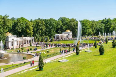 Birçok turist, Rusya 'nın Saint Pertersburg kentindeki Büyük Peter' ın yazlık sarayındaki Samson çeşmesini izliyor..