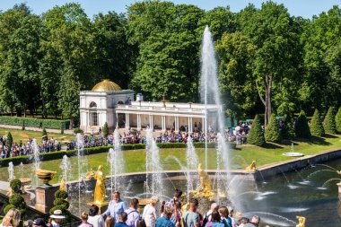 Birçok turist, Rusya 'nın Saint Pertersburg kentindeki Büyük Peter' ın yazlık sarayındaki Samson çeşmesini izliyor..