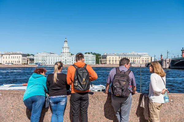Turysta Porcie Rzeki Neva Patrząc Budynki Drugiej Stronie Sankt Petersburgu — Zdjęcie stockowe