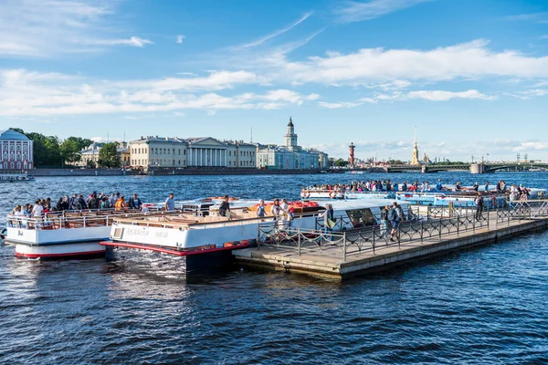 Rusya 'nın St. Petersburg kentindeki Neva nehrinin en büyük kolluğu olan Bolshaya Neva Nehri' nin limanına park eden yatlar..