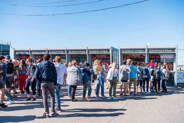 Les Touristes Achètent Billet Pour Croisière Palais Été Pierre Grand — Photo