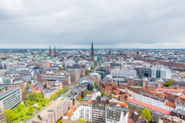 Almanya 'nın Hamburg şehrinin havadan görünüşü, St. Michael Kilisesi' nin saat kulesinden görüş. Şehrin bir simgesi ve en iyi Hanseatik Protestan kiliselerinden biri olarak kabul edilir.