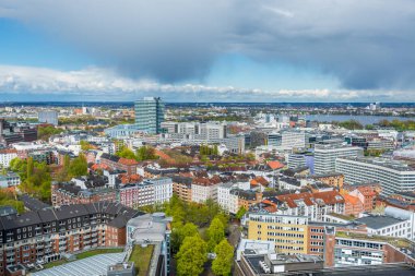 Almanya 'nın Hamburg şehrinin havadan görünüşü, St. Michael Kilisesi' nin saat kulesinden görüş. Şehrin bir simgesi ve en iyi Hanseatik Protestan kiliselerinden biri olarak kabul edilir.