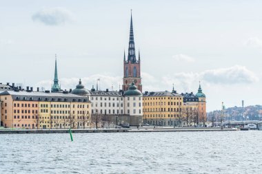 Riddarholm Kilisesi 'nin saat kulesi. Stockholm, İsveç' teki eski bir ortaçağ manastırının kilisesi. Kilise, İsveç hükümdarlarının çoğunun ebedi istirahatgahı olarak hizmet vermektedir.