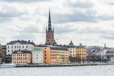 Riddarholm Kilisesi 'nin saat kulesi. Stockholm, İsveç' teki eski bir ortaçağ manastırının kilisesi. Kilise, İsveç hükümdarlarının çoğunun ebedi istirahatgahı olarak hizmet vermektedir.