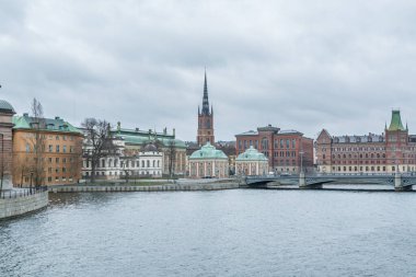 İsveç 'in Stockholm kentindeki boğazın kıyısındaki güzel binalar..