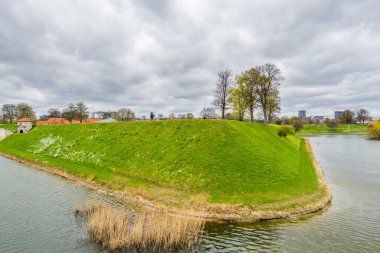 Kopenhag 'daki Kale, normalde Kastellet olarak da bilinir, 17. yüzyılda limanın girişini korumak için inşa edilmiş iyi korunmuş, yıldız şeklinde bir kaledir..