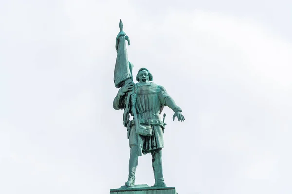 Una Estatua Bronce Hombre Sosteniendo Una Bandera Centro Estocolmo Suecia —  Fotos de Stock