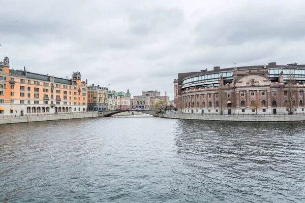 Riksdag Parlamento Edifício Margem Canal Céu Nublado Estocolmo Suécia — Fotografia de Stock