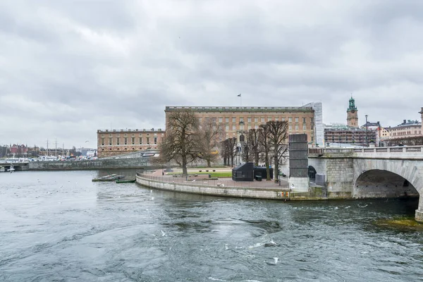 Όμορφα Κτίρια Στην Όχθη Του Στενού Στο Κέντρο Της Στοκχόλμης — Φωτογραφία Αρχείου