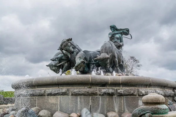 Gefion喷泉 Gefionspring Vandet 1899 位于哥本哈根 Gefion喷泉 Gefion Fountain 描绘传说中的挪威女神驾驶四头公牛 由丹麦艺术家Anders — 图库照片