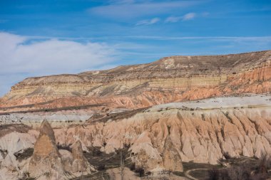 Kapadokya 'nın Nevsehir ilçesinden Kızıl Vadi ve Gül Vadisi. Kızıl Vadi ve Gül Vadisi Kapadokyası isimlerini pembemsi kırmızı kayadan alır.  