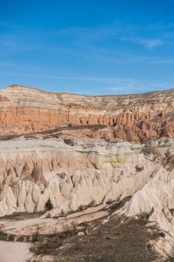 Kapadokya 'nın Nevsehir ilçesinden Kızıl Vadi ve Gül Vadisi. Kızıl Vadi ve Gül Vadisi Kapadokyası isimlerini pembemsi kırmızı kayadan alır.  