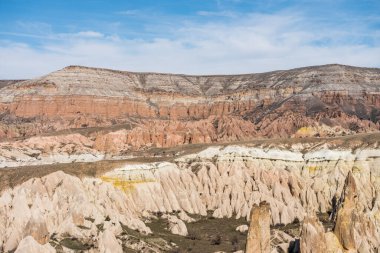 Kapadokya 'nın Nevsehir ilçesinden Kızıl Vadi ve Gül Vadisi. Kızıl Vadi ve Gül Vadisi Kapadokyası isimlerini pembemsi kırmızı kayadan alır.  