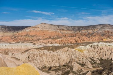 Kapadokya 'nın Nevsehir ilçesinden Kızıl Vadi ve Gül Vadisi. Kızıl Vadi ve Gül Vadisi Kapadokyası isimlerini pembemsi kırmızı kayadan alır.  