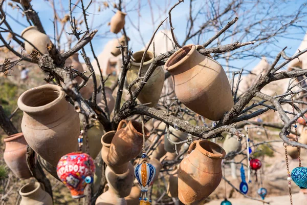 Ollas Tarros Colgados Árbol Para Venta Tienda Recuerdos Alfombras Turcas — Foto de Stock