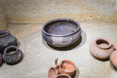 Kapadokya 'nın Avanos kentindeki yeraltı seramik müzesinde Türk geleneksel seramik kapları ve kavanozları. 