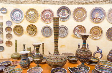 Kapadokya 'nın Avanos kentindeki yeraltı seramik dükkanında Türk geleneksel seramik kapları ve kavanozları. , Türkiye.