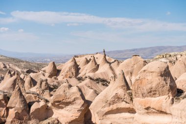 Goreme, Kapadokya, Türkiye 'deki Devrent Valley' de birçok farklı kaya oluşumları ve küçük peri bacaları.