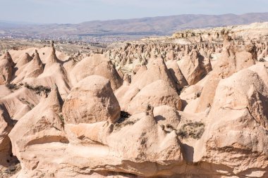 Goreme, Kapadokya, Türkiye 'deki Devrent Valley' de birçok farklı kaya oluşumları ve küçük peri bacaları.