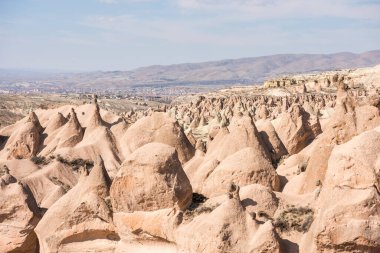 Goreme, Kapadokya, Türkiye 'deki Devrent Valley' de birçok farklı kaya oluşumları ve küçük peri bacaları.