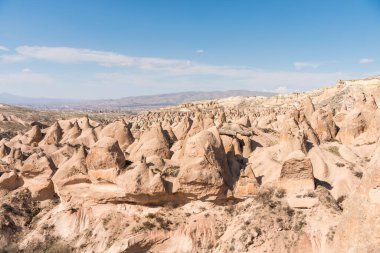 Goreme, Kapadokya, Türkiye 'deki Devrent Valley' de birçok farklı kaya oluşumları ve küçük peri bacaları.
