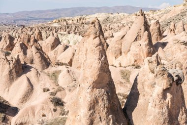 Goreme, Kapadokya, Türkiye 'deki Devrent Valley' de birçok farklı kaya oluşumları ve küçük peri bacaları.