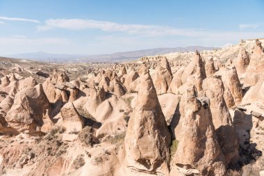 Goreme, Kapadokya, Türkiye 'deki Devrent Valley' de birçok farklı kaya oluşumları ve küçük peri bacaları.