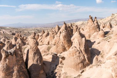 Goreme, Kapadokya, Türkiye 'deki Devrent Valley' de birçok farklı kaya oluşumları ve küçük peri bacaları.