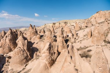 Goreme, Kapadokya, Türkiye 'deki Devrent Valley' de birçok farklı kaya oluşumları ve küçük peri bacaları.